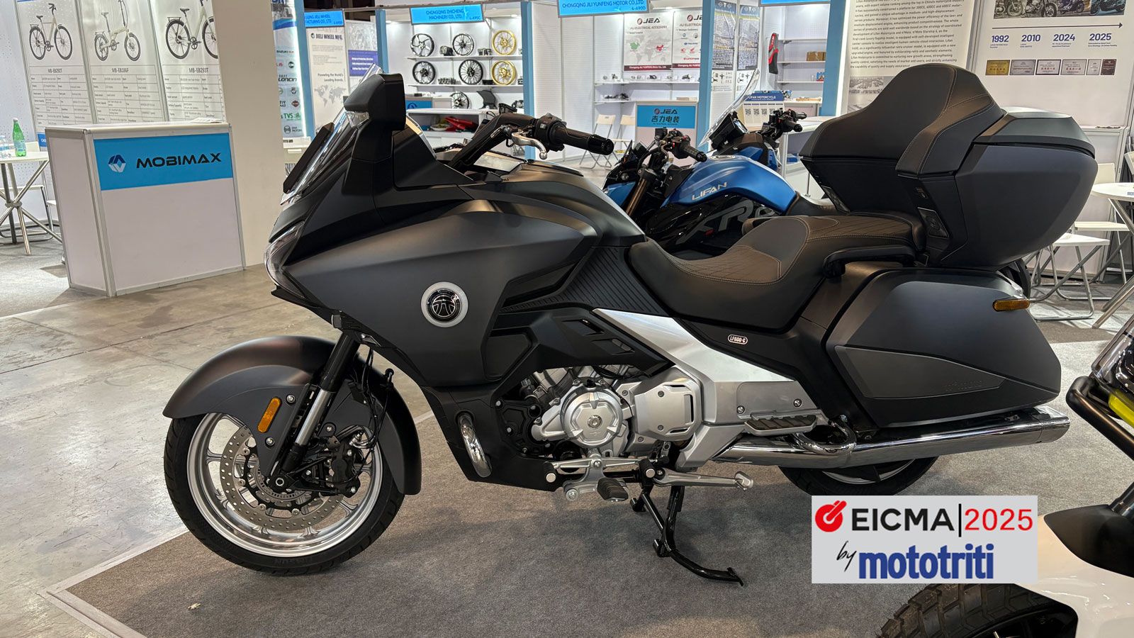 Η απόδοση φτάνει τα 40 kW (53,6 ίππους) στις 8.000 rpm, ενώ η ροπή κορυφώνεται στα 55 Nm στις 6.000 rpm. Η τελική ταχύτητα ανακοινώνεται στα 160 km/h,