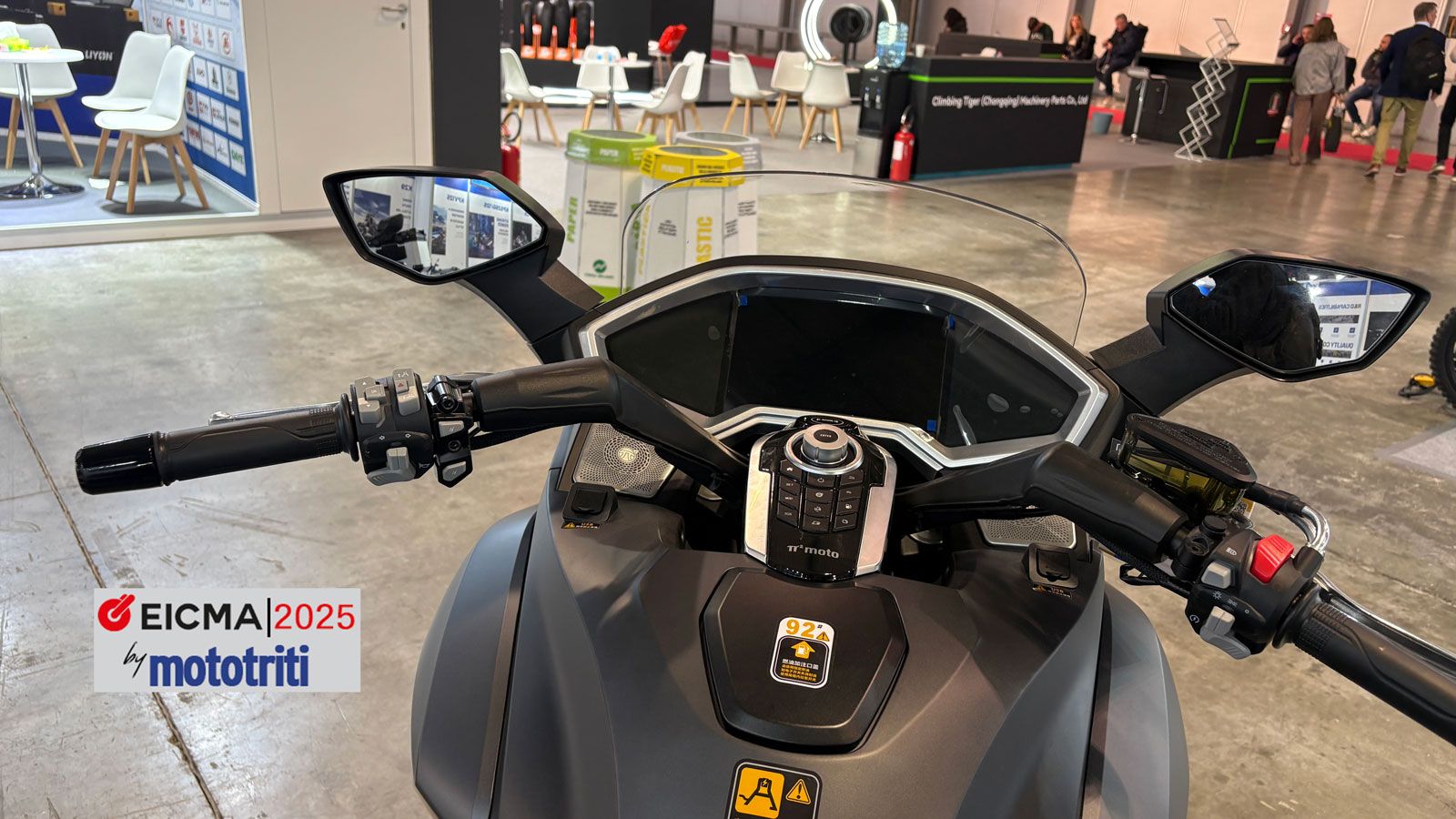 Το πλήρες βάρος των 325 κιλών δίνει την αίσθηση μιας πραγματικά μεγάλης μοτοσυκλέτας, ενώ το ρεζερβουάρ 20 λίτρων επιβεβαιώνει τον ταξιδιωτικό χαρακτή