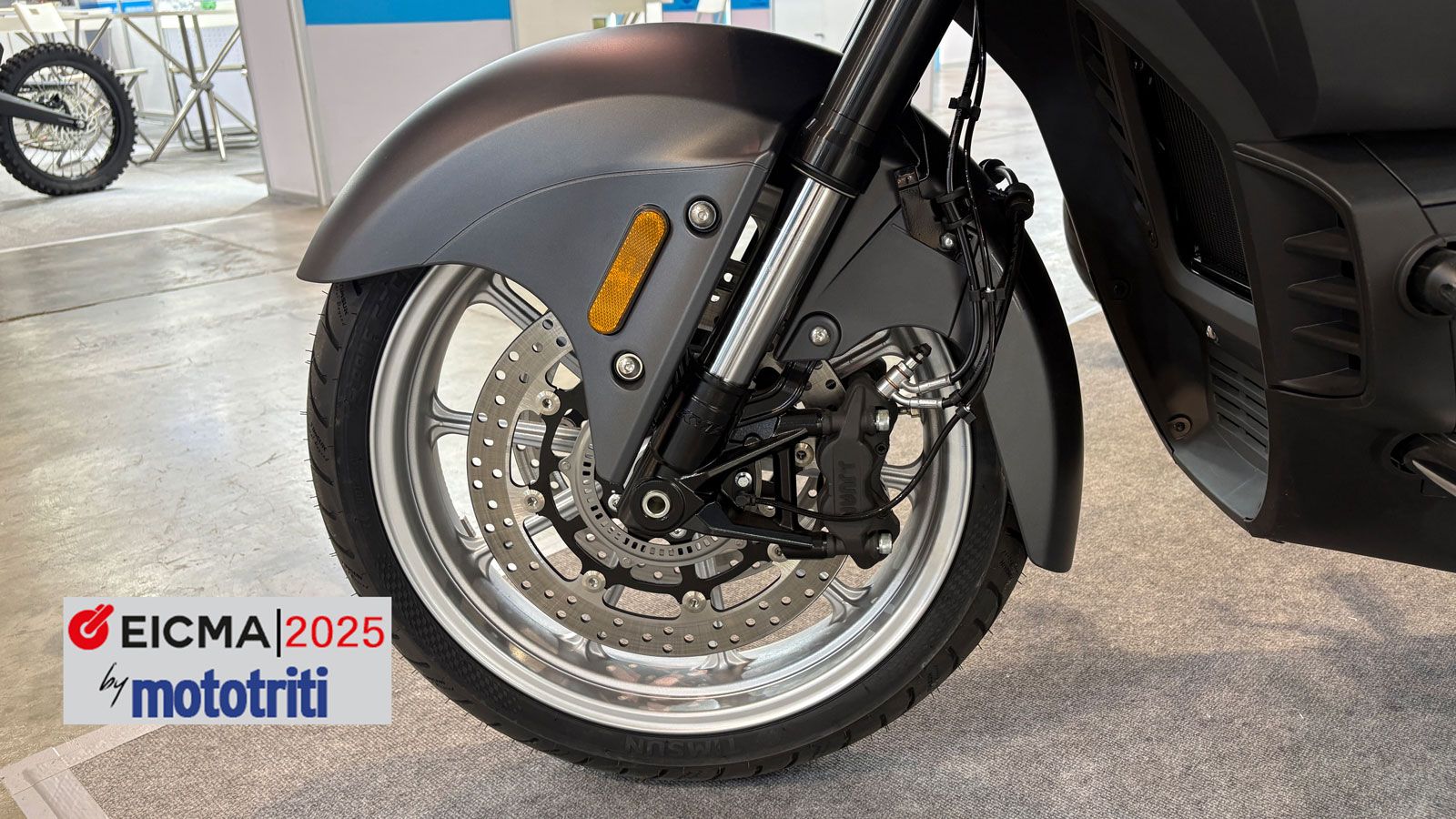 Οι τροχοί αλουμινίου με ελαστικά 120/70-18 εμπρός και 160/60-16 πίσω ακολουθούν το ιδιαίτερο στήσιμο του μοντέλου, ενώ τα δισκόφρενα εμπρός και πίσω π