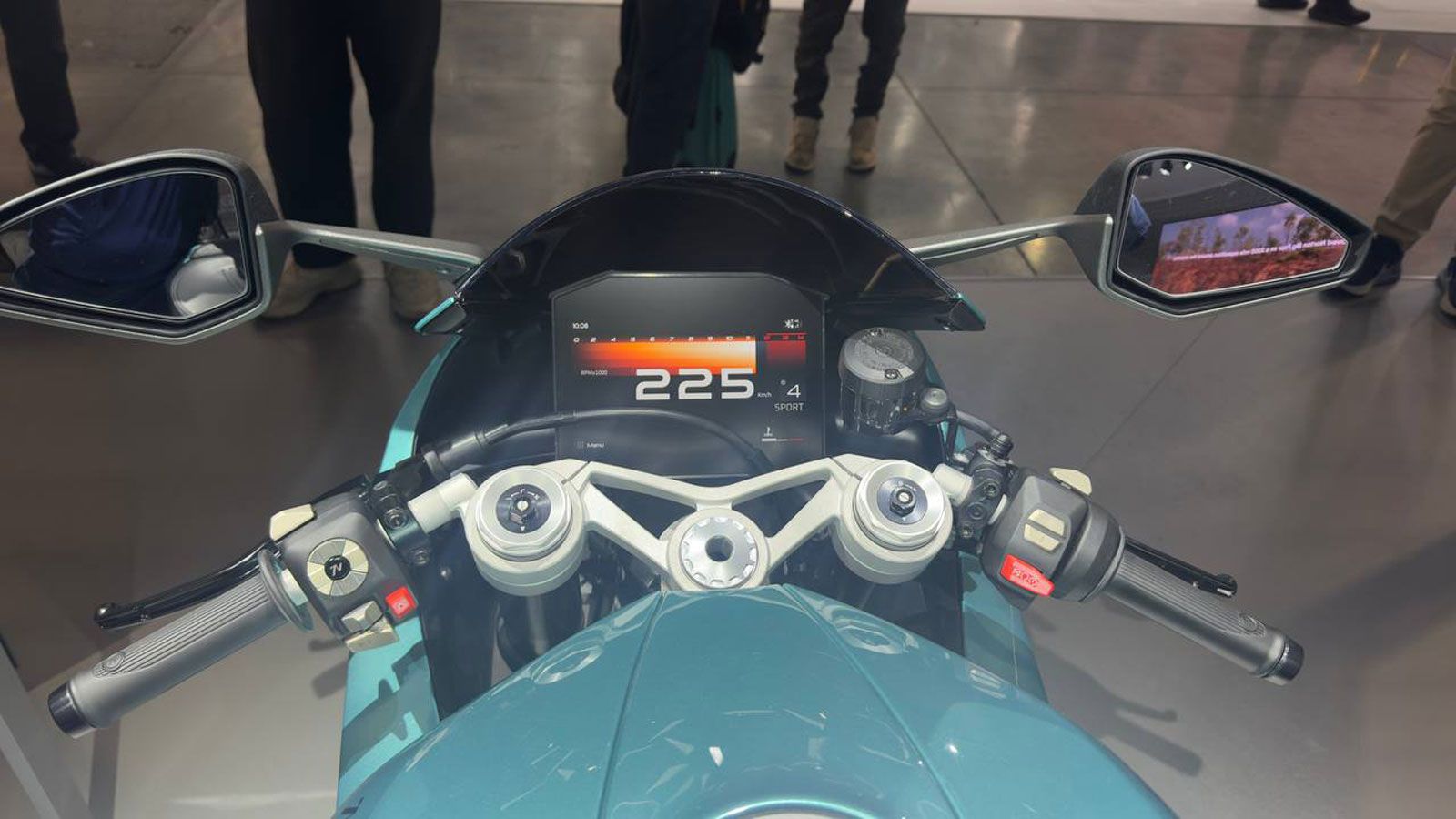 Η 8ιντσών TFT οθόνη αφής ενσωματώνει πλήρη συνδεσιμότητα: Bluetooth, GoPro integration, keyless, DRL, live tracking, υπενθύμιση service, απομακρυσμένη