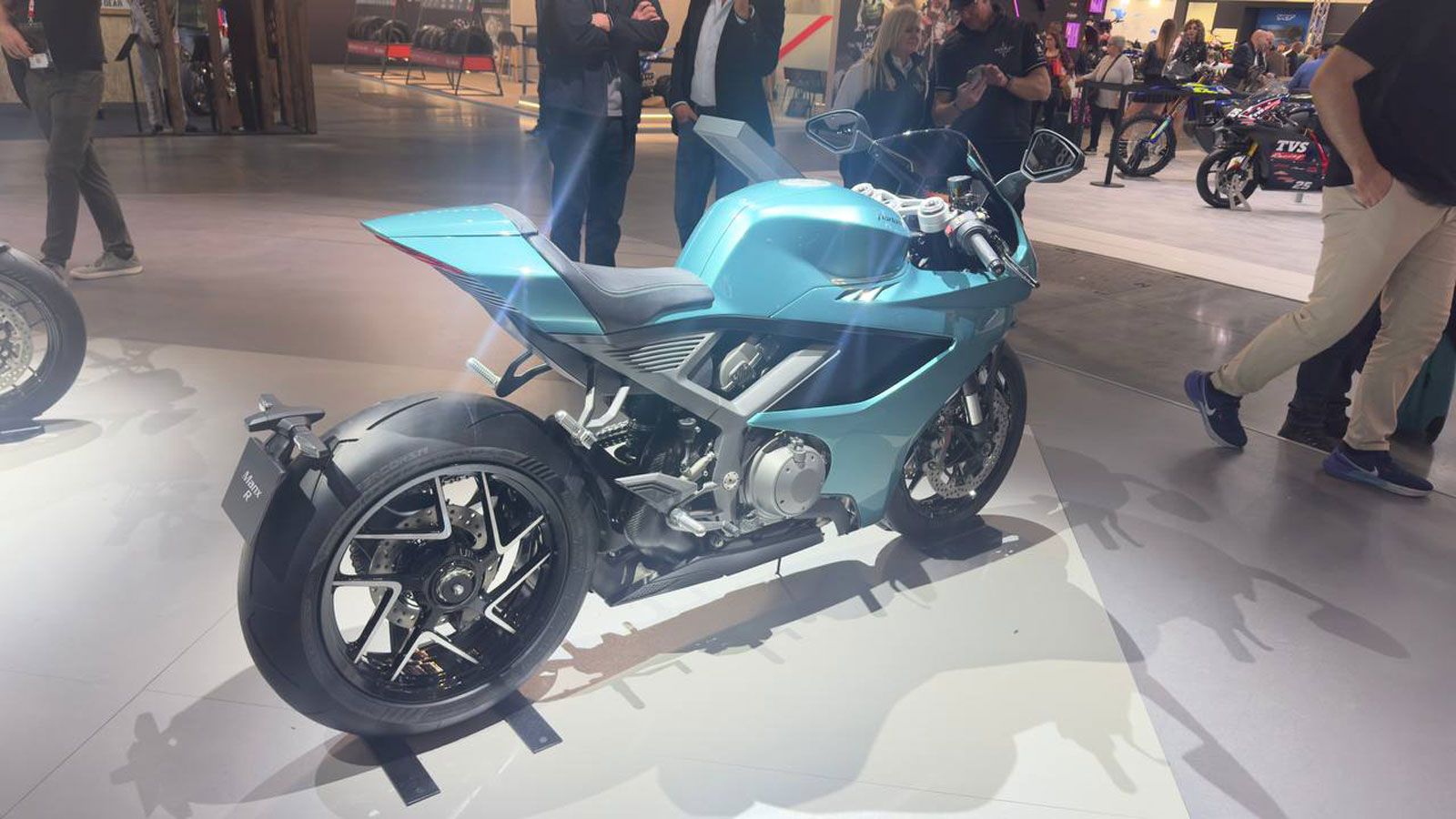 Κάτω από το φέρινγκ κρύβεται ένας ολοκαίνουριος υγρόψυκτος V4 72°, σχεδιασμένος για πραγματική απόδοση στον δρόμο. Αποδίδει 206 ίππους στις 11.500 σ.α