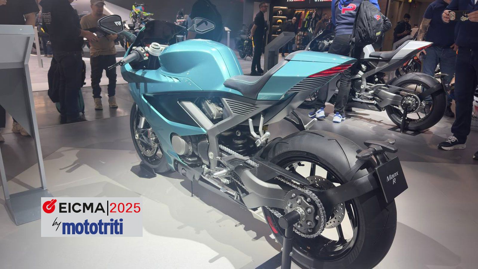 Η 8ιντσών TFT οθόνη αφής ενσωματώνει πλήρη συνδεσιμότητα: Bluetooth, GoPro integration, keyless, DRL, live tracking, υπενθύμιση service, απομακρυσμένη