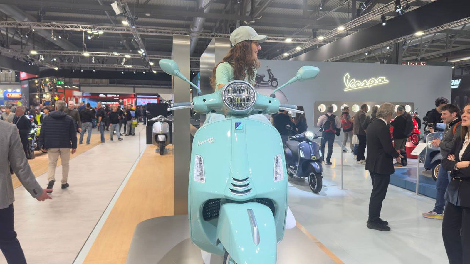 Η Primavera 80th διαθέτει νέα πλευρική γρίλια ψύξης, φόρο τιμής στα πρώτα τεχνικά χαρακτηριστικά της Vespa 98. Οι ζάντες, βαμμένες και αυτές στο Verde