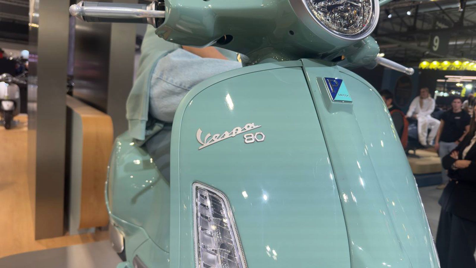 Στο λαμπερό περίπτερο της Vespa στην EICMA 2025, η ατμόσφαιρα έχει κάτι το συγκινητικό. Ανάμεσα στα φώτα και τα πλήθη, δεσπόζει η Vespa 80th, μια επετ