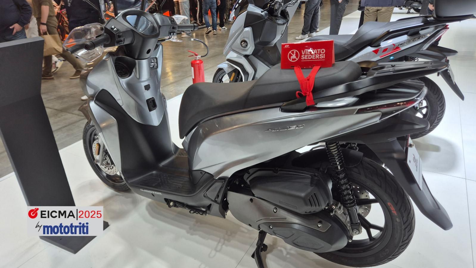 Καρδιά του νέου scooter είναι ένας μονοκύλινδρος, τετράχρονος κινητήρας 330 cc, με 4 βαλβίδες, εκκεντροφόρο επικεφαλής (SOHC) και υγρόψυξη. Η μέγιστη 
