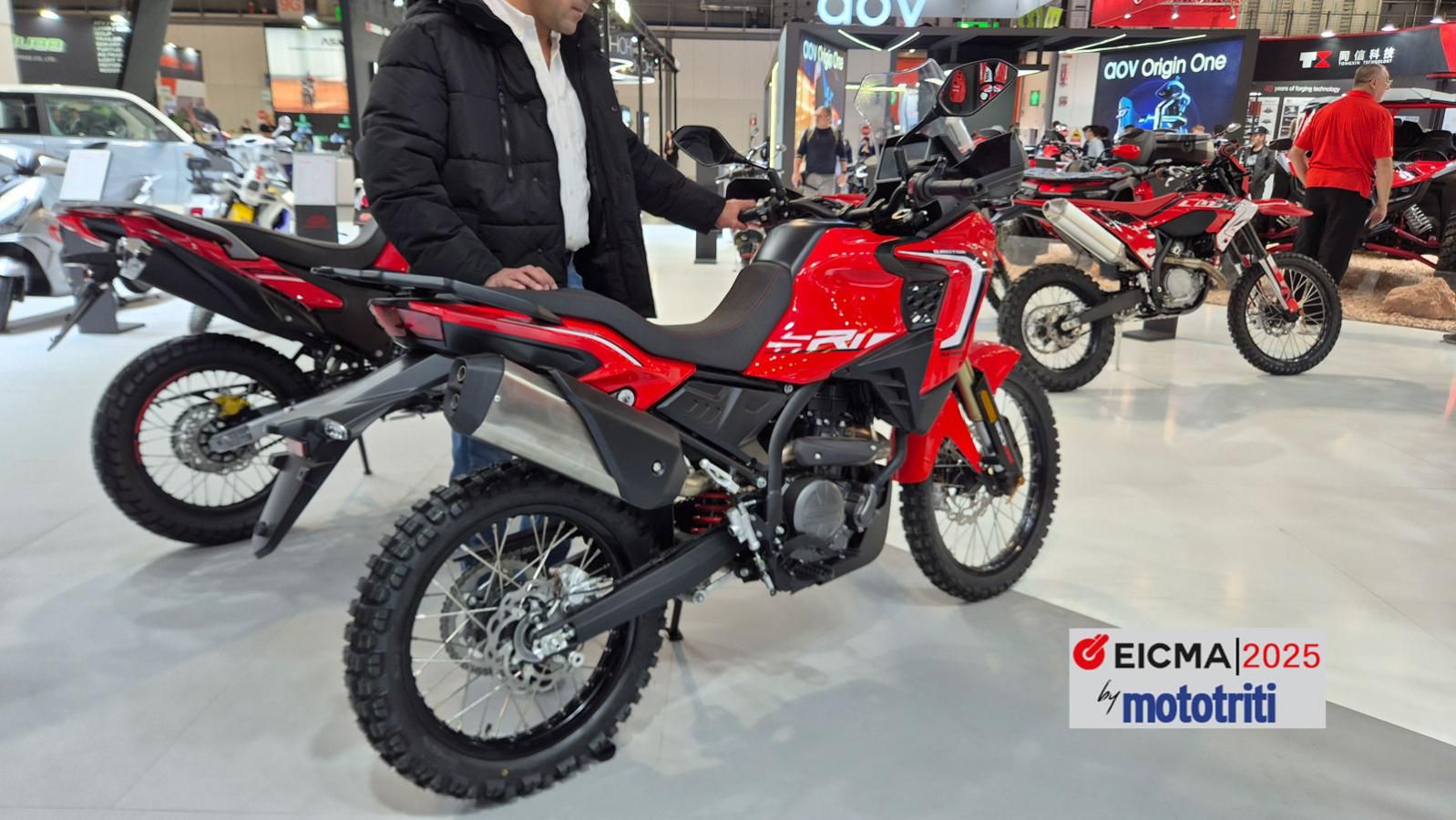 Η τροφοδοσία γίνεται με EFI ψεκασμό, ενώ ο πολύδισκος υγρός συμπλέκτης και το 6τάχυτο κιβώτιο εξασφαλίζουν ομαλή λειτουργία. Το ρεζερβουάρ 13 λίτρων χ