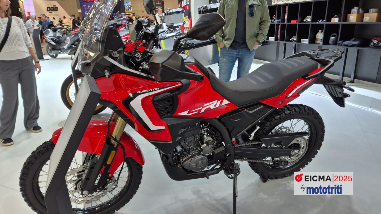 Στην καρδιά της SRT 300 DX βρίσκεται ο νέος μονοκύλινδρος DOHC κινητήρας 292 κυβικών εκατοστών, με ισχύ 21 kW (28,6 ίππων) στις 8.750 σ.α.λ. και ροπή 