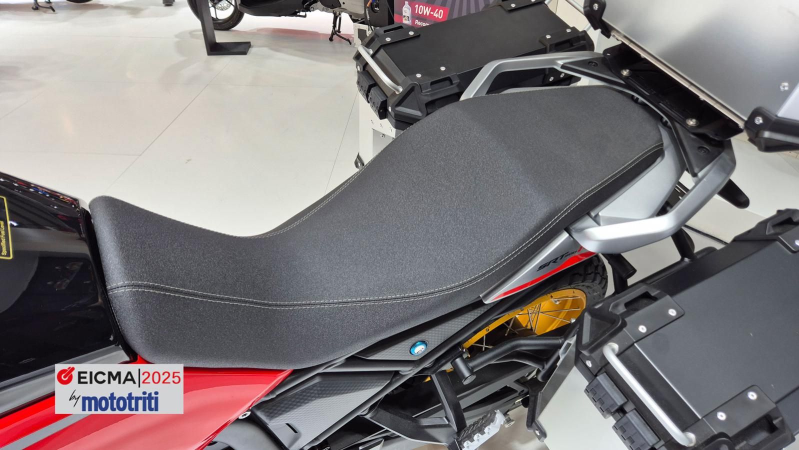 Στο περίπτερο του Μιλάνου, η 450 RX παρουσιαζόταν με αλουμινένιες πλαϊνές βαλίτσες τριών θέσεων, δείχνοντας έτοιμη για πραγματικό ταξίδι.