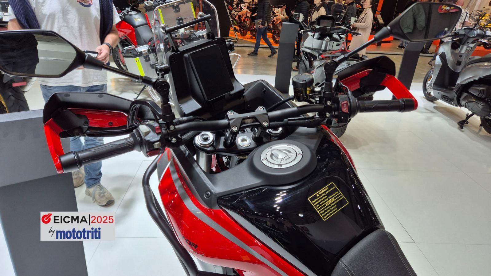 Το design της SRT 450 RX συνδυάζει τη σύγχρονη αισθητική της QJMotor με στοιχεία αντοχής και λειτουργικότητας. 