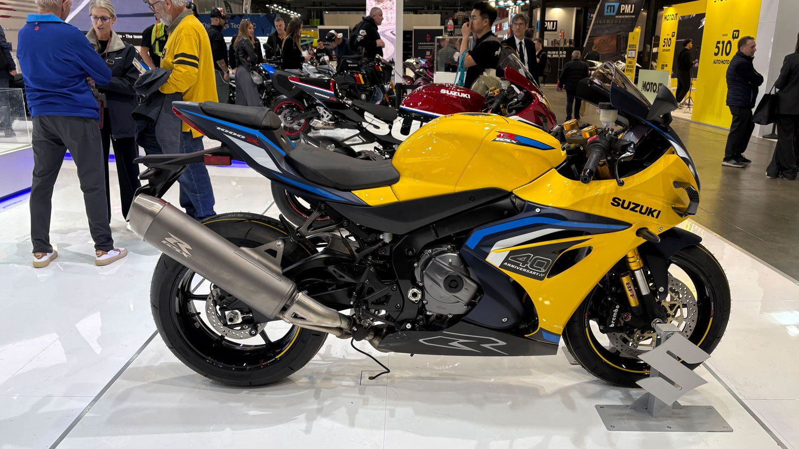 Κάτω από το φέρινγκ, ο τετρακύλινδρος εν σειρά κινητήρας 999,8 κ.εκ. έχει υποστεί βελτιώσεις στην εισαγωγή, εξαγωγή και κατανομή για καλύτερη θερμική 