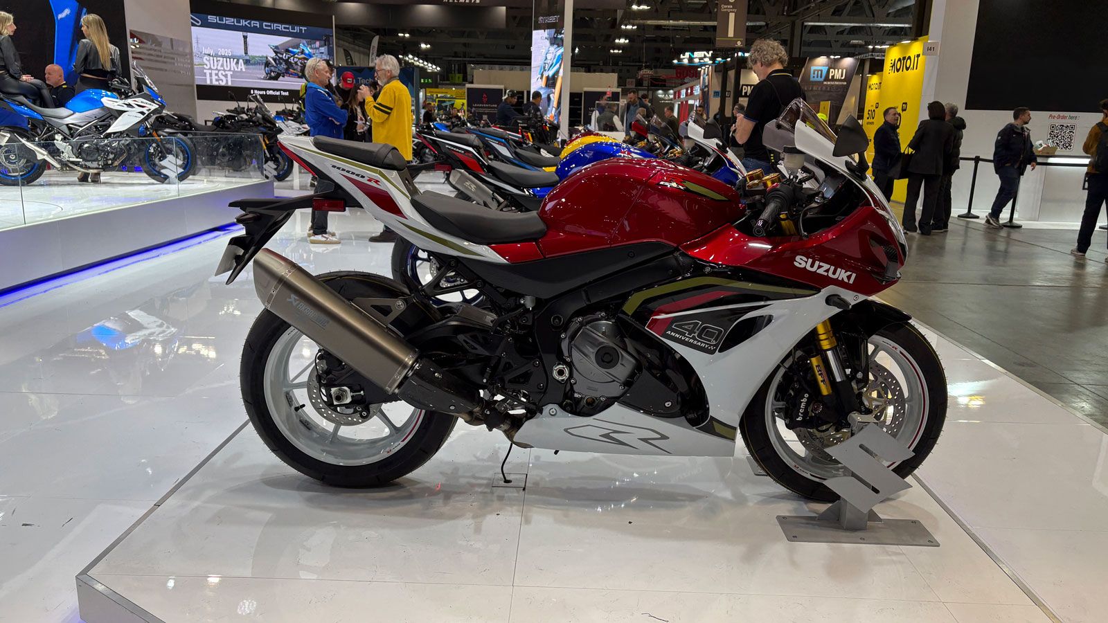 Το πλαίσιο από αλουμίνιο παραμένει αμετάβλητο, ωστόσο το πακέτο ενισχύεται με slipper clutch, νέα μπαταρία λιθίου (πιο ελαφριά και συμπαγής) και βελτι