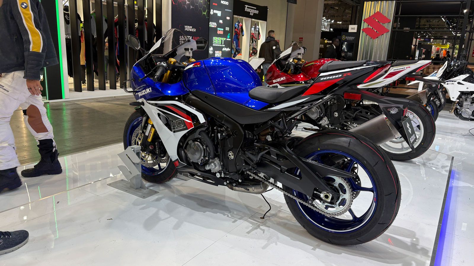 Από το 1984, όταν η GSX-R750 άλλαξε τον κόσμο των superbikes, η Suzuki έχει πουλήσει πάνω από ένα εκατομμύριο GSX-R παγκοσμίως και έχει σημειώσει αμέτ