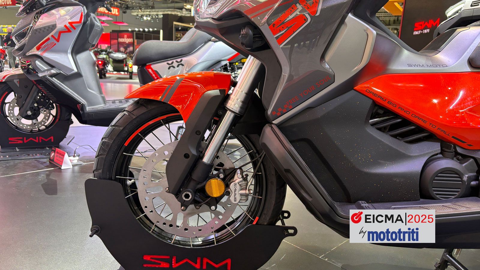 Το Off-Road πλαίσιο του SC250X TWIN συμπληρώνεται από τους ακτινωτούς τροχούς  διαμέτρου 17 ιντσών για τον μπροστινό τροχό και 15 ιντσών για τον πίσω.