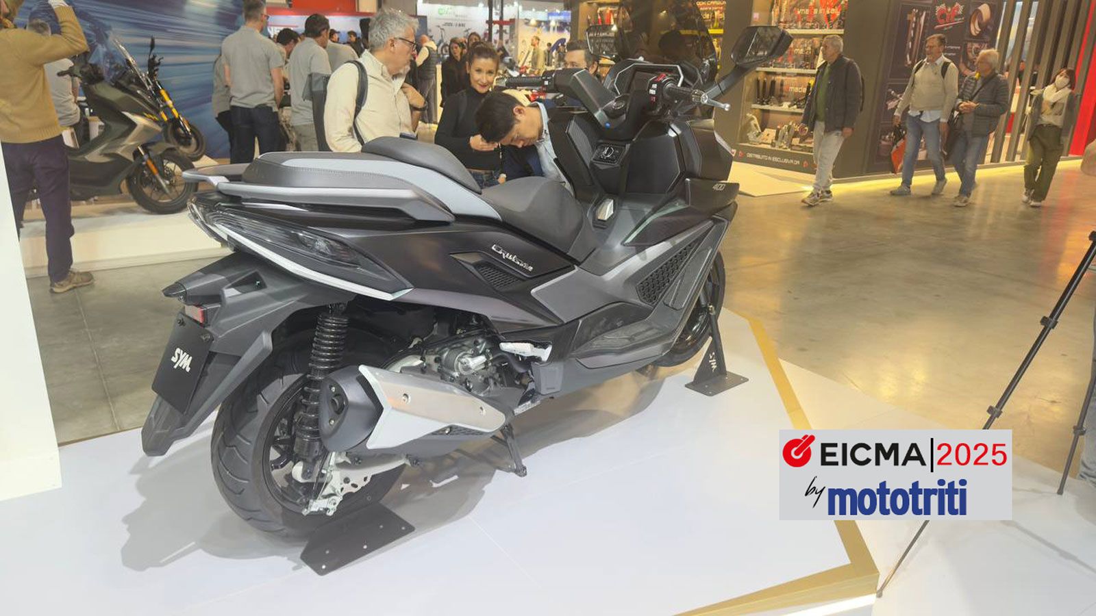 Κάτω από το φέρινγκ βρίσκεται ο μονοκύλινδρος υγρόψυκτος κινητήρας 400 κ.εκ., ήδη γνωστός από το ADX TG 400, με 34 ίππους και σύστημα ελέγχου πρόσφυση