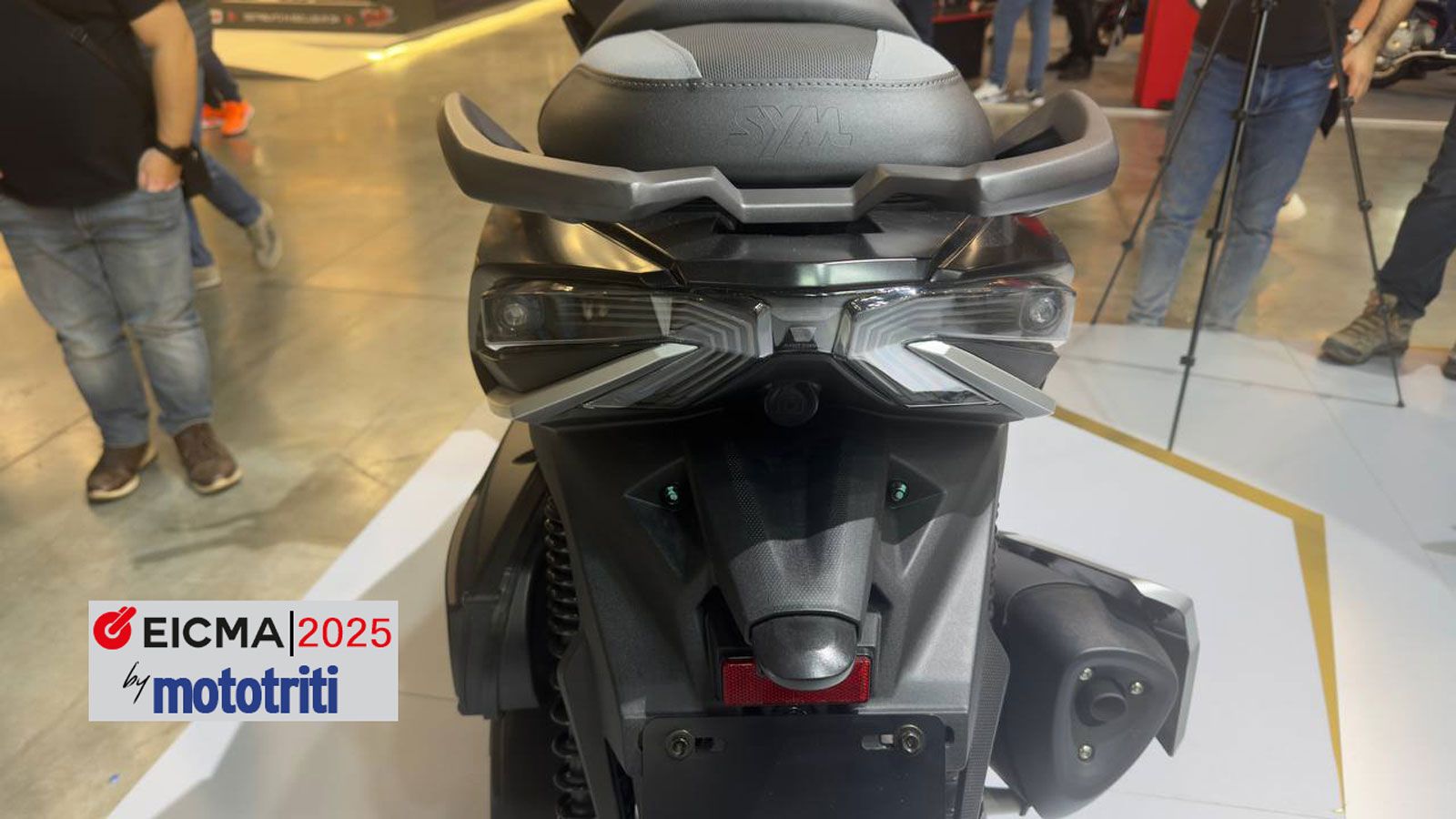 Κάτω από τη σέλα υπάρχει μεγάλος αποθηκευτικός χώρος, ικανός να χωρέσει δύο κράνη, ενώ ο επίπεδος διάδρομος ποδιών, οι λαβές για τον συνεπιβάτη και τα