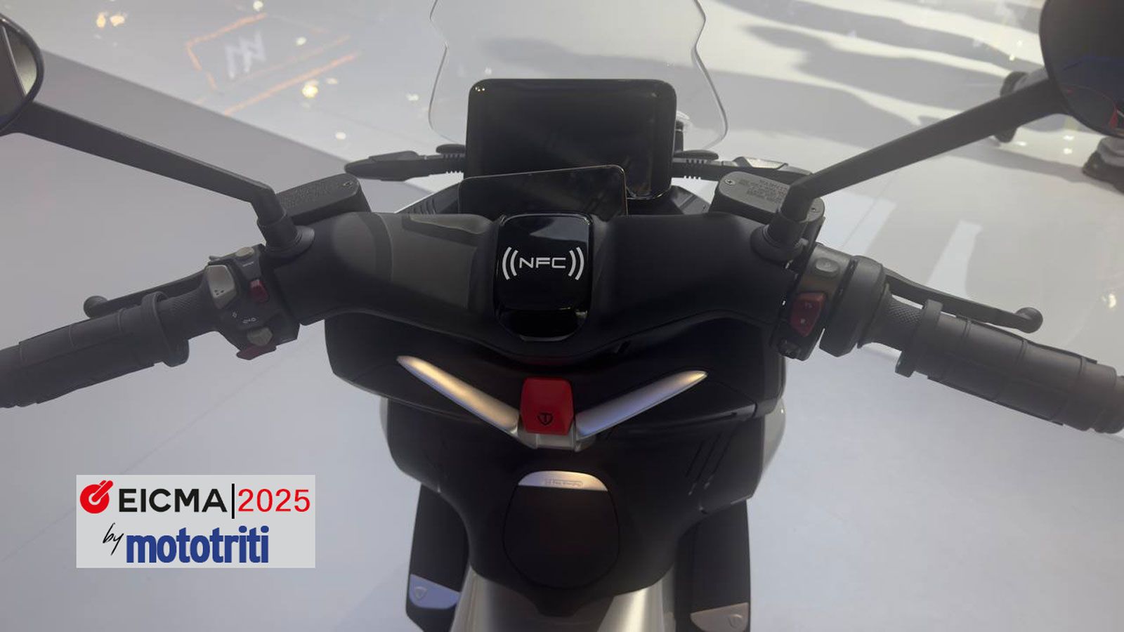 Το scooter διαθέτει σύστημα πέδησης με δίσκους εμπρός και πίσω (CBS) και σύστημα εκκίνησης NFC χωρίς κλειδί. 