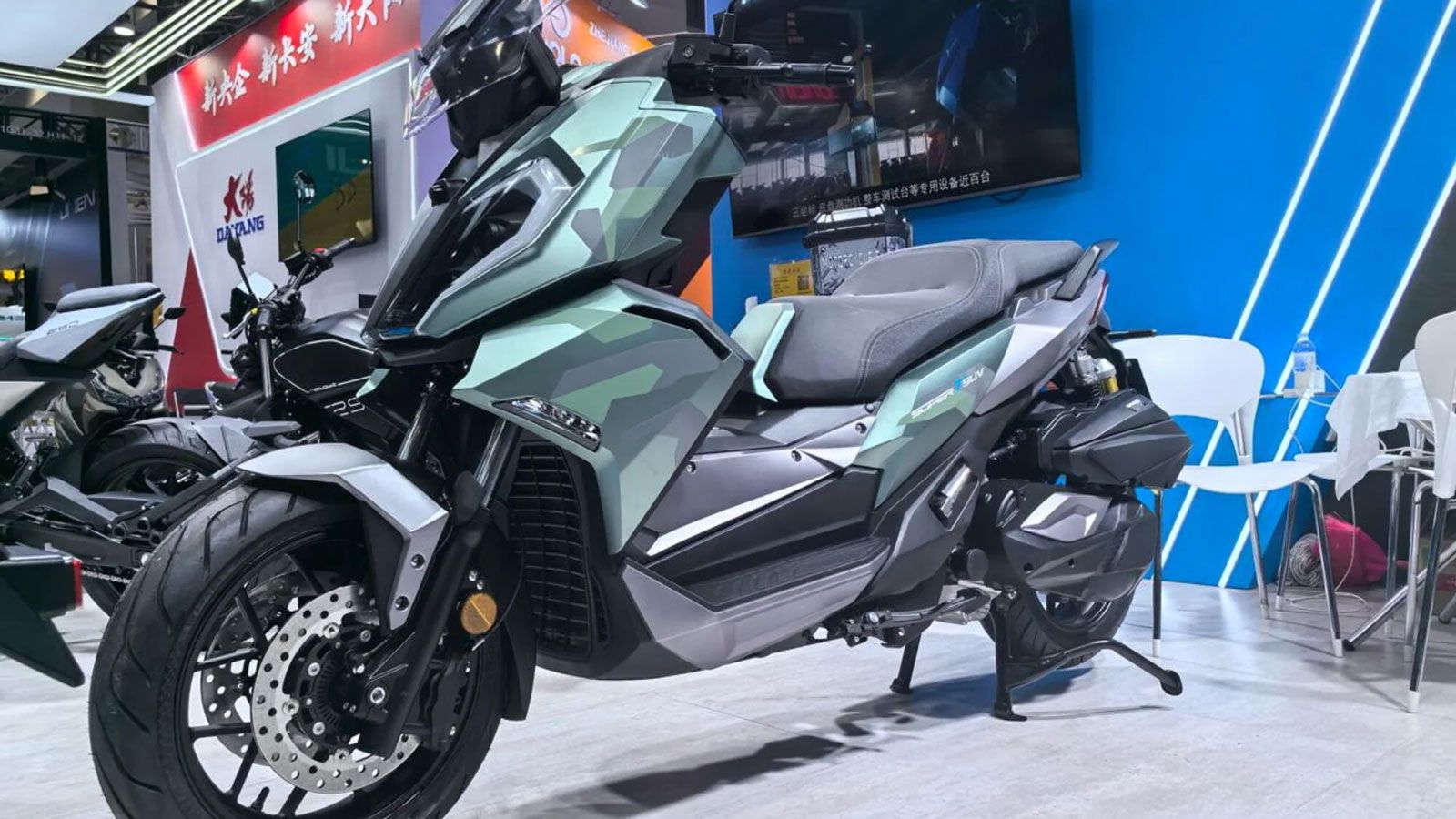 Στο περίπτερο της Wottan στην EICMA 2025, το νέο Crossover V400 κερδίζει το ενδιαφέρον από την πρώτη στιγμή. Πρόκειται για μια πρόταση που φέρνει το ι