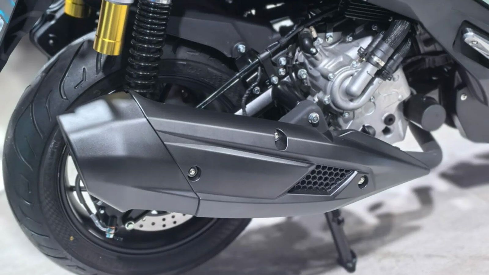 Στο κέντρο της νέας πρότασης βρίσκεται ο μονοκύλινδρος κινητήρας 393 cc, ο οποίος αποδίδει 35 ίππους στις 7.500 rpm. Η Wottan τονίζει ότι η επιλογή αυ