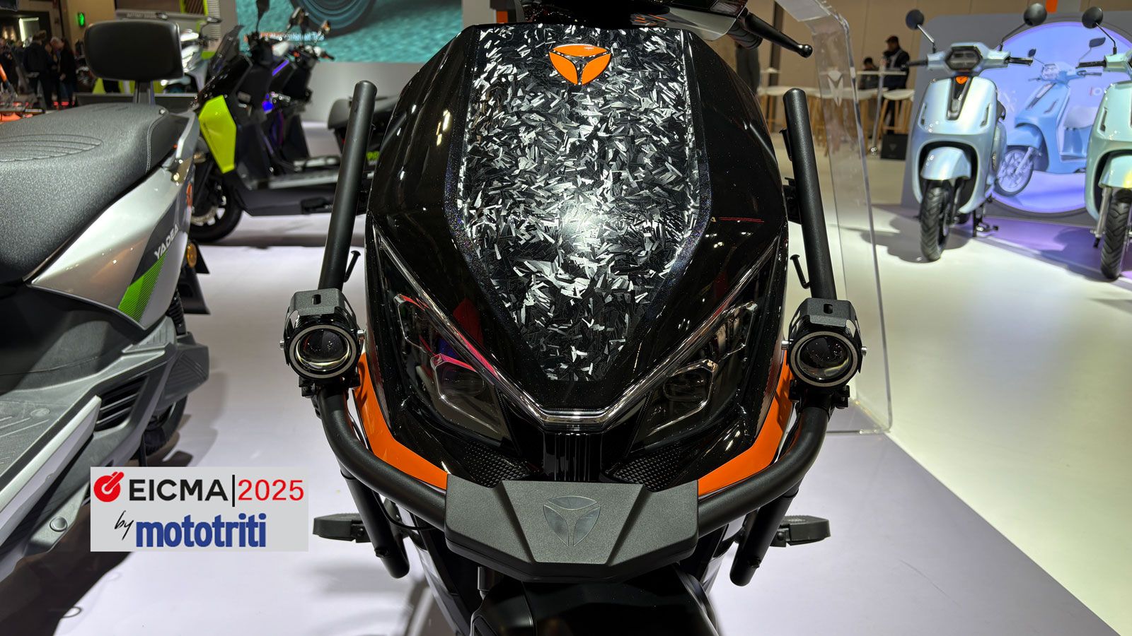 Τόσο στην έκδοση Ε όσο και στην Η, το GT25, είναι εξοπλισμένο με Full LED φωτιστικά σώματα , ενώ LED είναι και το κεντρικό όργανο στο τιμόνι, με τις α