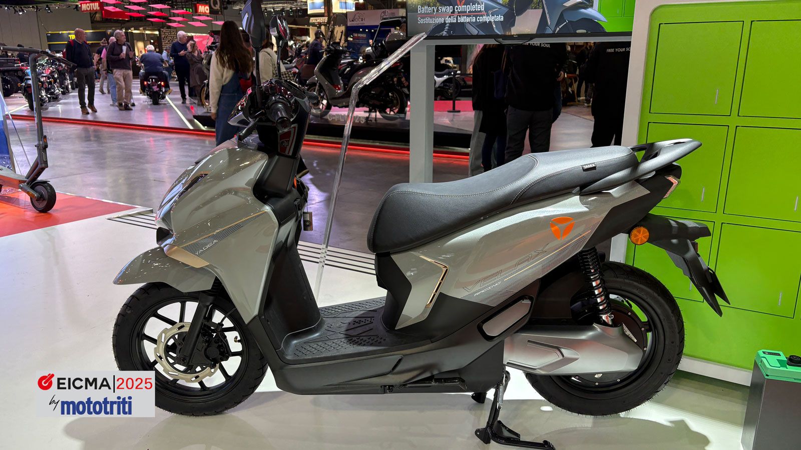 Η τροφοδοσία για το VELAX U έρχεται από μια μπαταρία ιόντων λιθίου 74V. Με τα νούμερα της εταιρίας να αναφέρουν αυτονομία στα 110χλμ, μπορεί να εξυπηρ