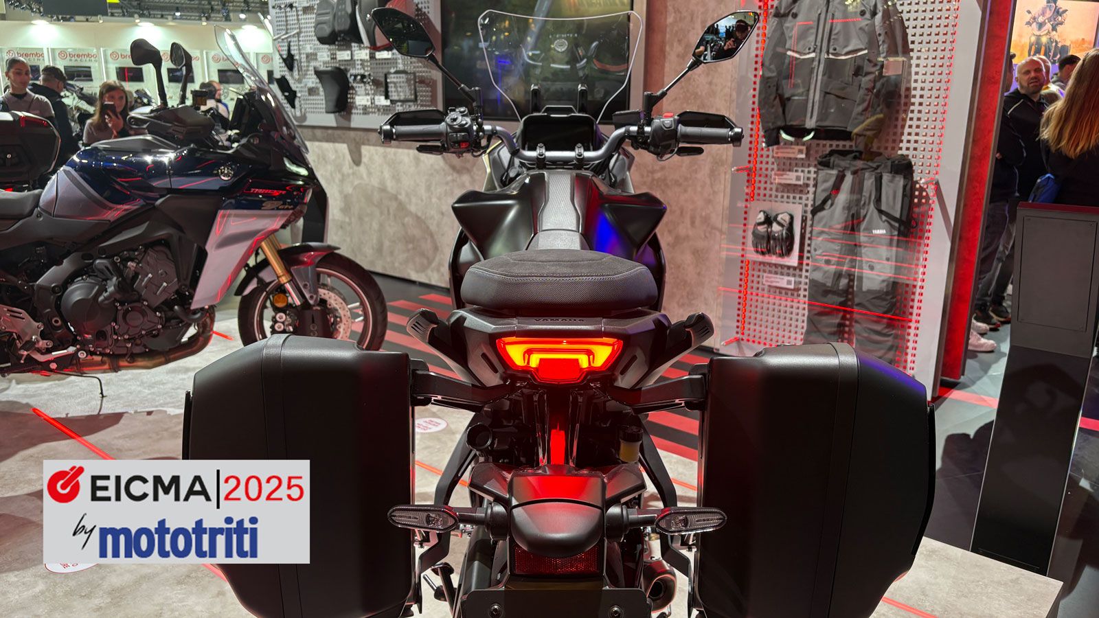 Η έκδοση Tracer 7 GT προσθέτει μεγαλύτερη ζελατίνα, θερμαινόμενα γκριπ και πλαϊνές βαλίτσες που αυξάνουν τον τουριστικό χαρακτήρα. 