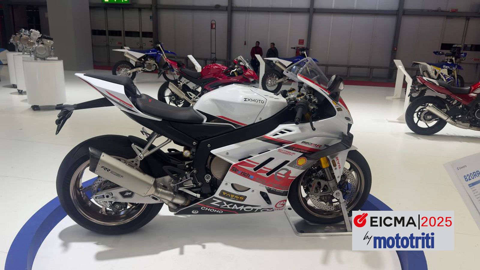 Το μοτέρ έχει σχέση συμπίεσης 14:1 και συνεργάζεται με πολύδισκο υγρό συμπλέκτη τύπου slipper, ηλεκτρονικό γκάζι και σύστημα ψεκασμού BOSCH EFI.