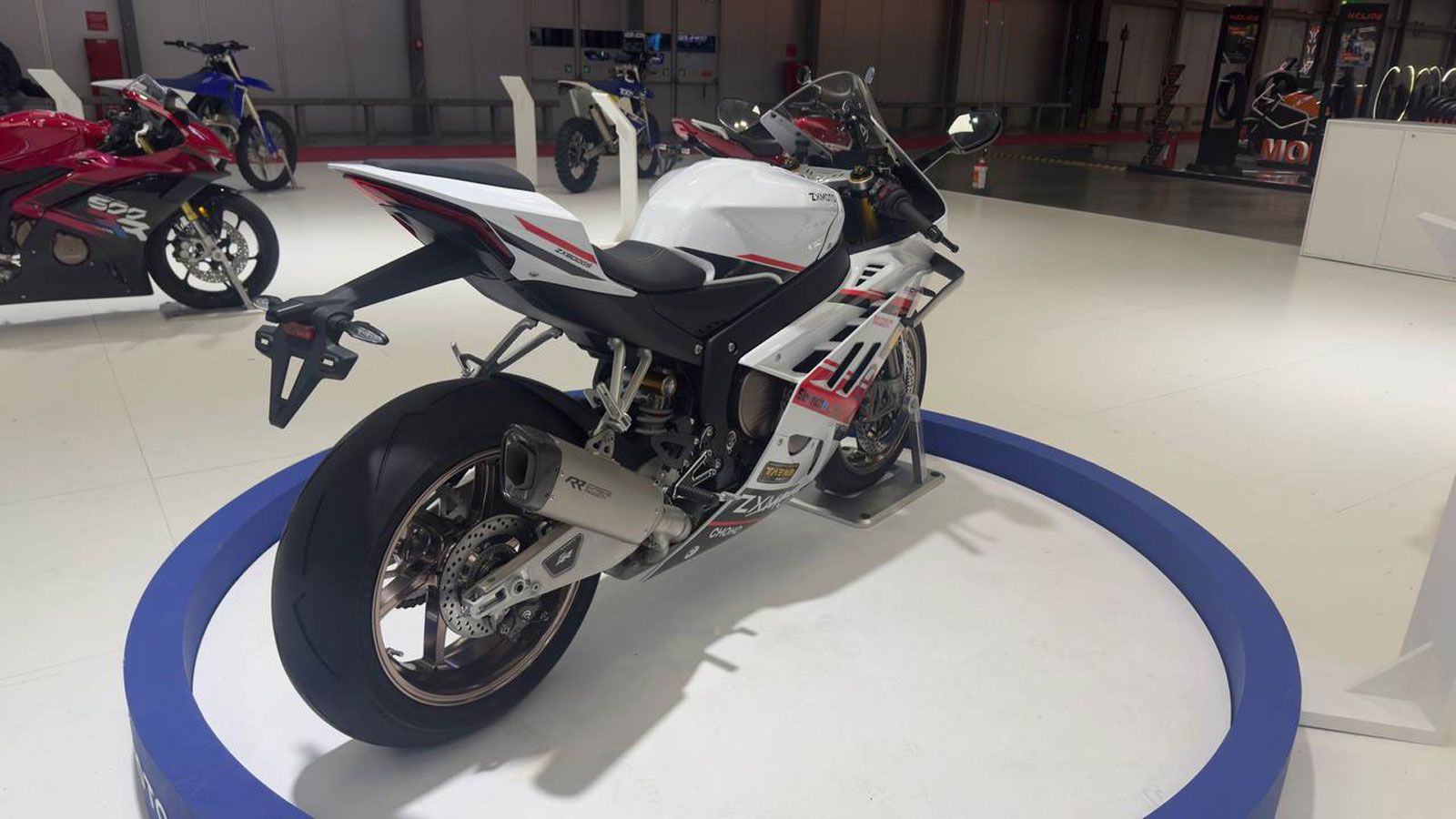 . Το πλαίσιο είναι σωληνωτό ατσάλινο, σχεδιασμένο για ακαμψία και χαμηλό βάρος, με συνολικό βάρος 175 κιλών. Η χωρητικότητα ρεζερβουάρ φτάνει τα 17 λί