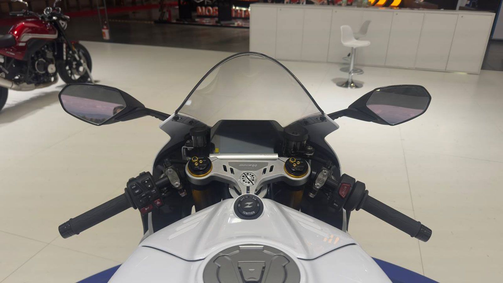 Στην EICMA 2025, ανάμεσα στα περίπτερα των μεγάλων ευρωπαϊκών και ιαπωνικών ονομάτων, ένα νέο λογότυπο τραβά τα βλέμματα: ZXMOTO. 