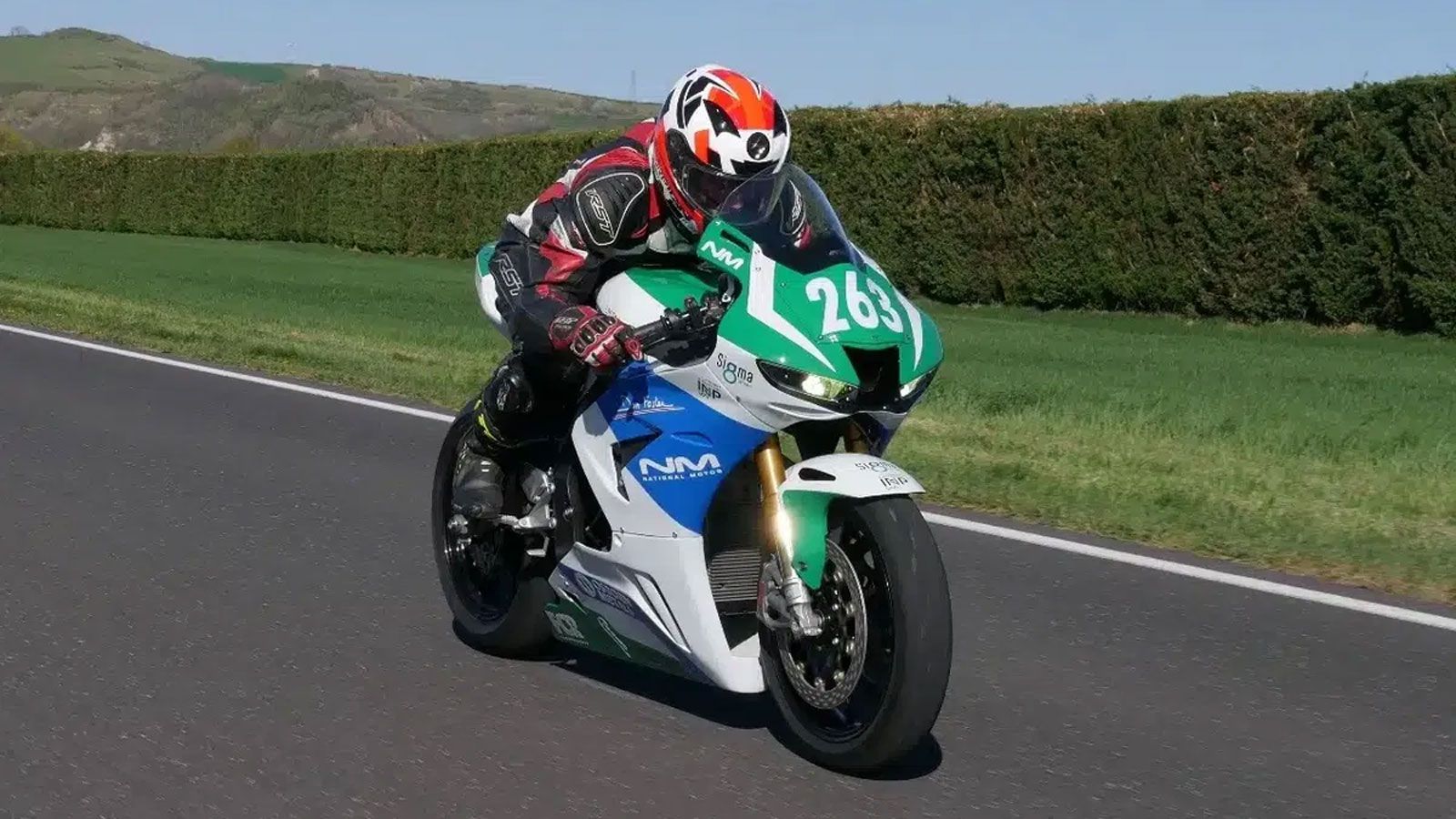 Η ηλεκτρική αγωνιστική μοτοσυκλέτα, βασισμένη πάνω σε σκελετό Honda CBR1000RR-R Fireblade, έκανε την πρώτη της εμφάνιση στον φετινό 24ωρο αγώνα Le Man