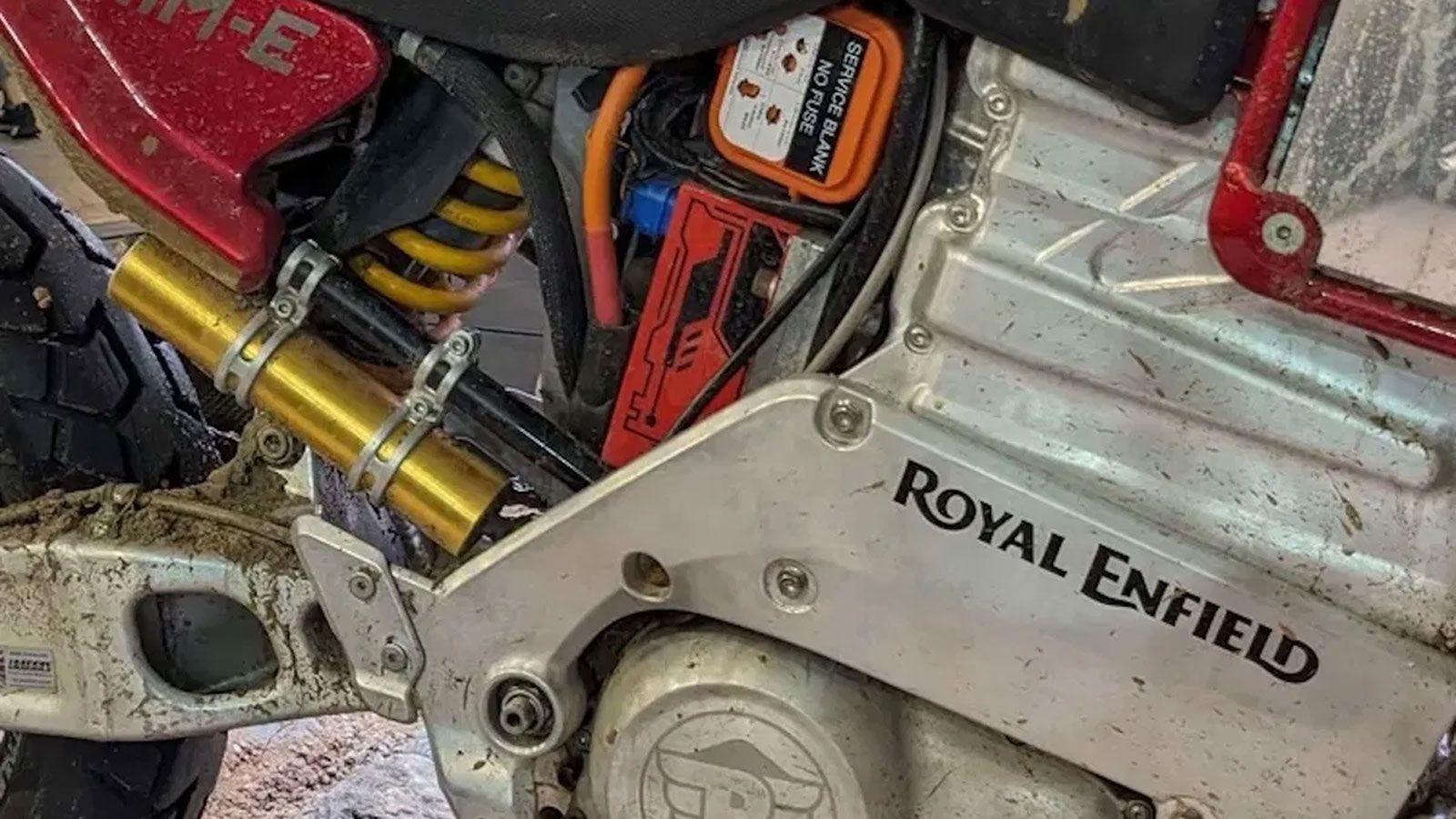 Η σχεδίαση της ηλεκτρικής Himalayan φέρει σαφή αισθητικά δάνεια από τη νέα υπο-σειρά Flying Flea, που παρουσιάστηκε στην EICMA 2024.