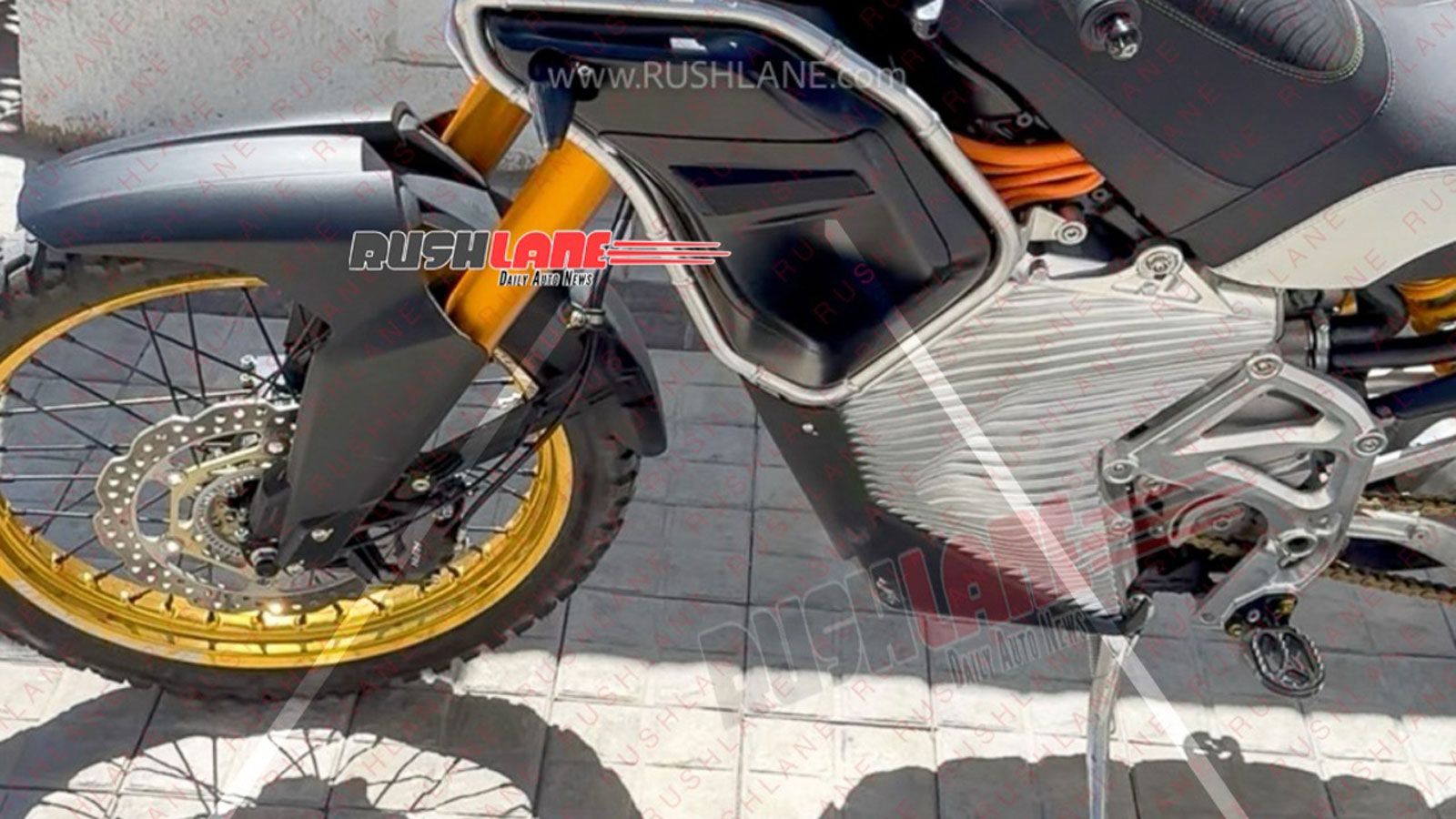 Αν και δεν διακρίνονται όλες οι λεπτομέρειες, στο εμπρός φρένο φαίνεται διπίστονη δαγκάνα Nissin με δίσκο διαμέτρου 310mm.