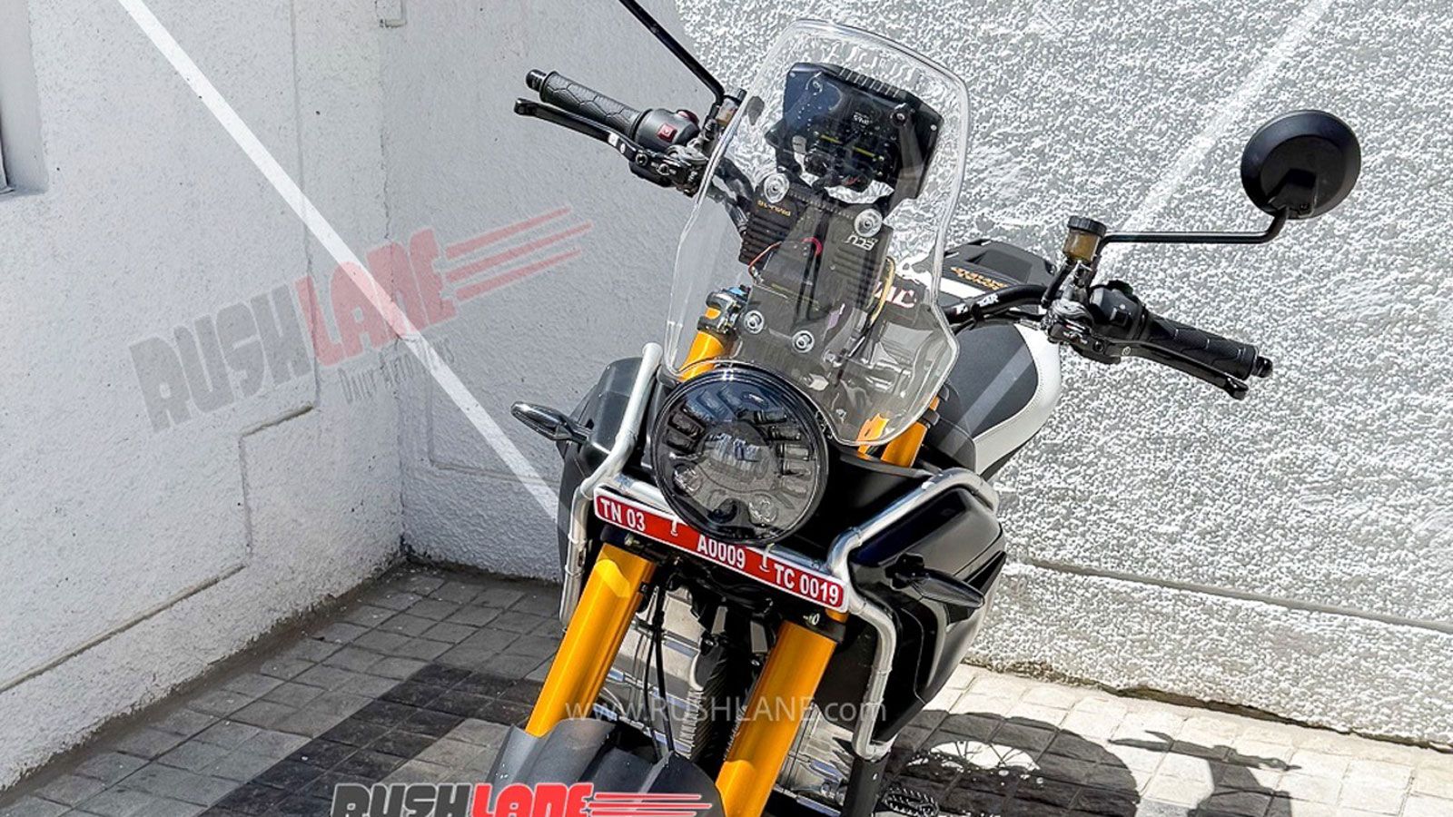 Η νέα ηλεκτρική Royal Enfield Himalayan εξοπλίζεται με αναρτήσεις μεγάλης διαδρομής, ρυθμιζόμενες μπροστά και piggyback αμορτισέρ Ohlins πίσω, ενισχύο