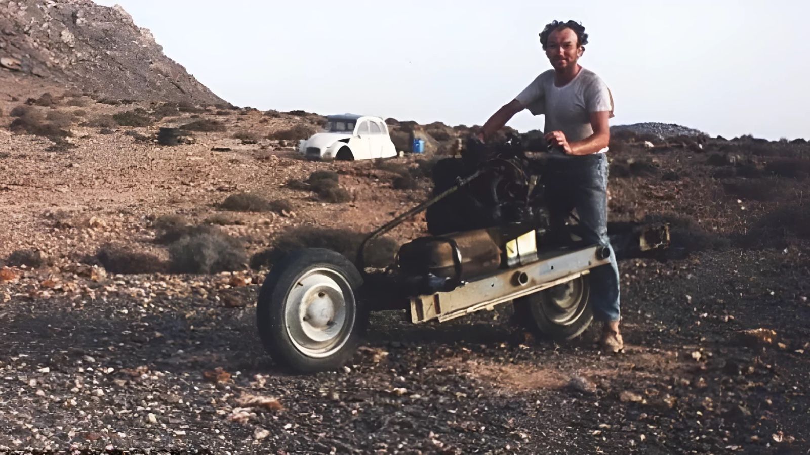 Διέλυσε το αυτοκίνητό του και έφτιαξε μια μοτοσυκλέτα για να βγει από την έρημο
