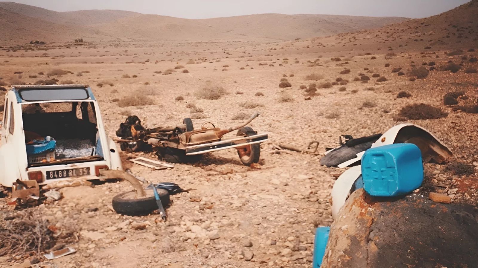 Διέλυσε το αυτοκίνητό του και έφτιαξε μια μοτοσυκλέτα για να βγει από την έρημο