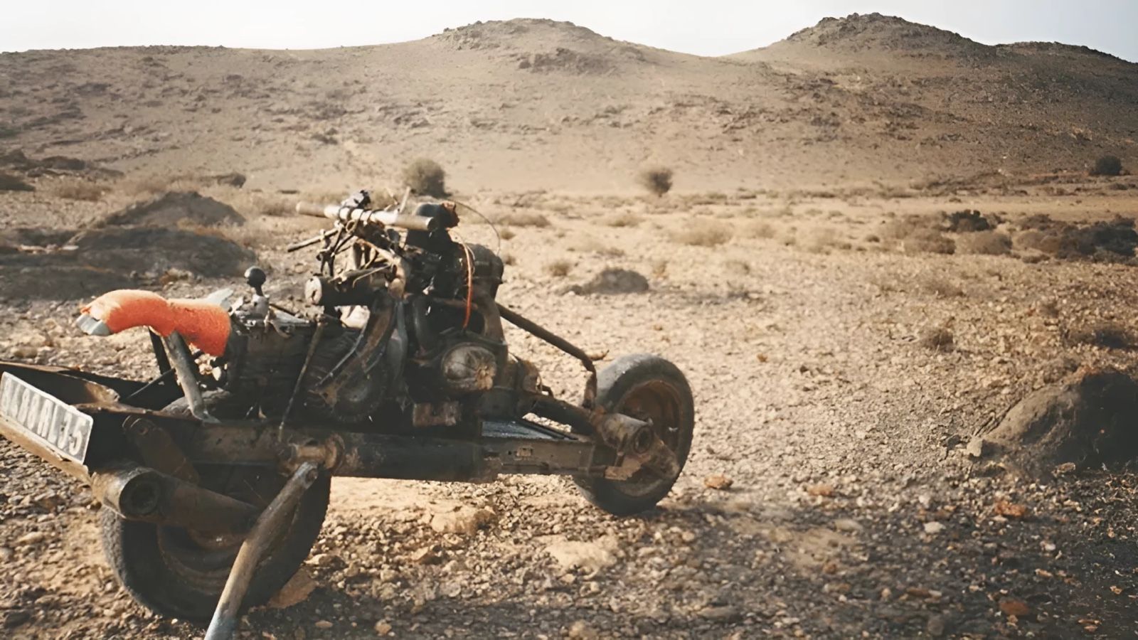 Διέλυσε το αυτοκίνητό του και έφτιαξε μια μοτοσυκλέτα για να βγει από την έρημο
