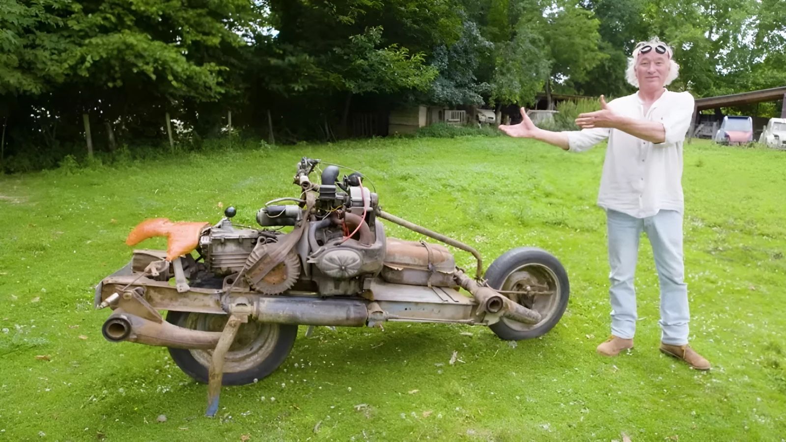 Διέλυσε το αυτοκίνητό του και έφτιαξε μια μοτοσυκλέτα για να βγει από την έρημο