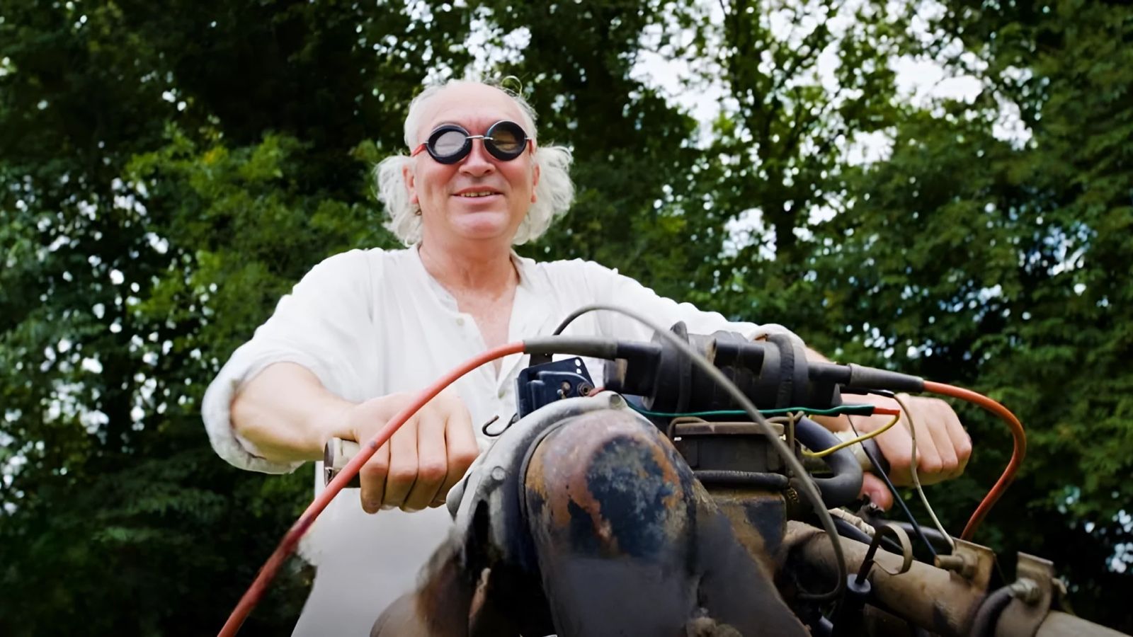 Διέλυσε το αυτοκίνητό του και έφτιαξε μια μοτοσυκλέτα για να βγει από την έρημο