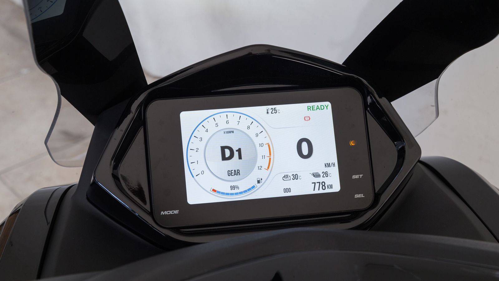 Η οθόνη LCD αφής παρέχει ευανάγνωστα γραφικά που προσαρμόζουν αυτόματα τον φωτισμό ανάλογα με τις συνθήκες. 