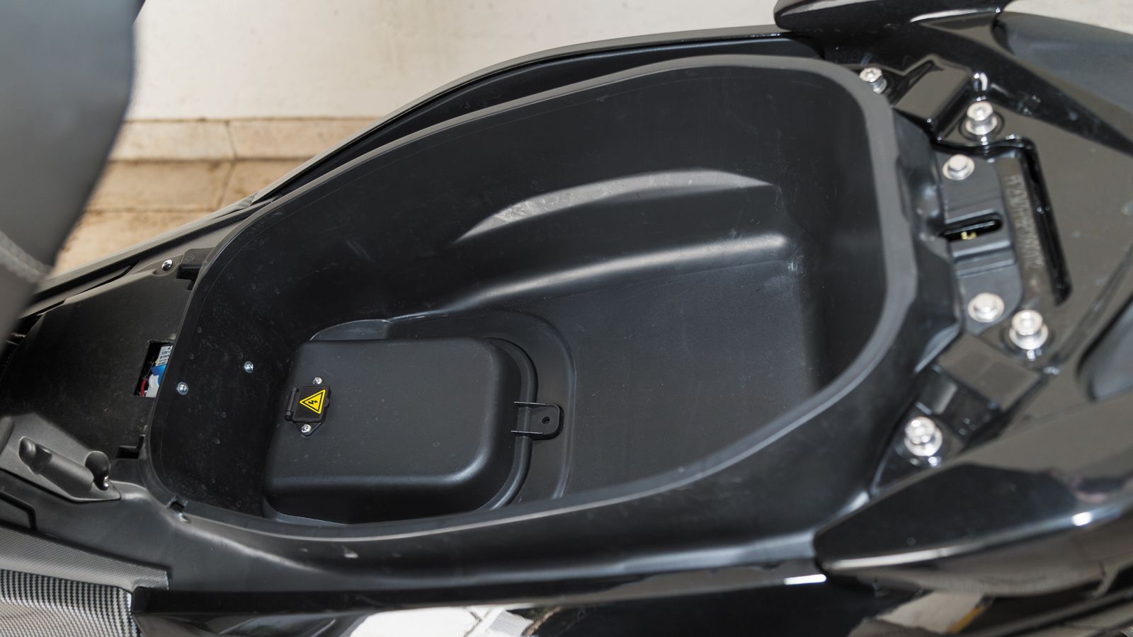 EMOOV JSM1: GT ηλεκτρικό scooter με 110χλμ/ώρα τελική και αυτονομία 200 χλμ.