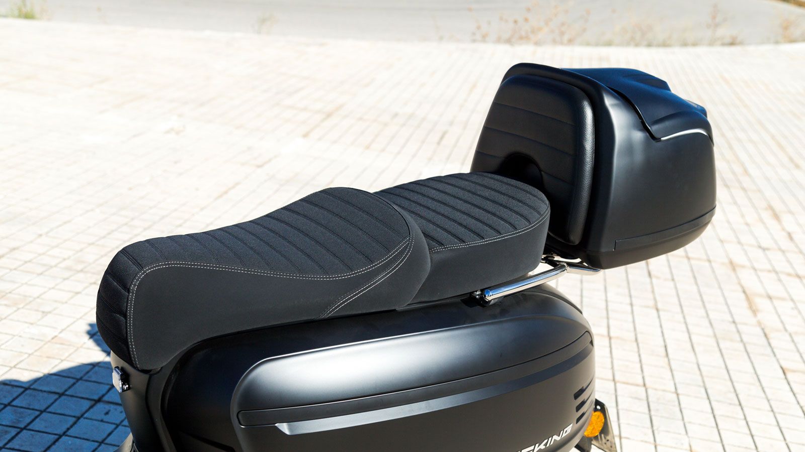 Μία μεγάλη καλοσχηματισμένη σέλα που ανασηκώνεται στο πίσω μέρος για να τον στηρίζει.