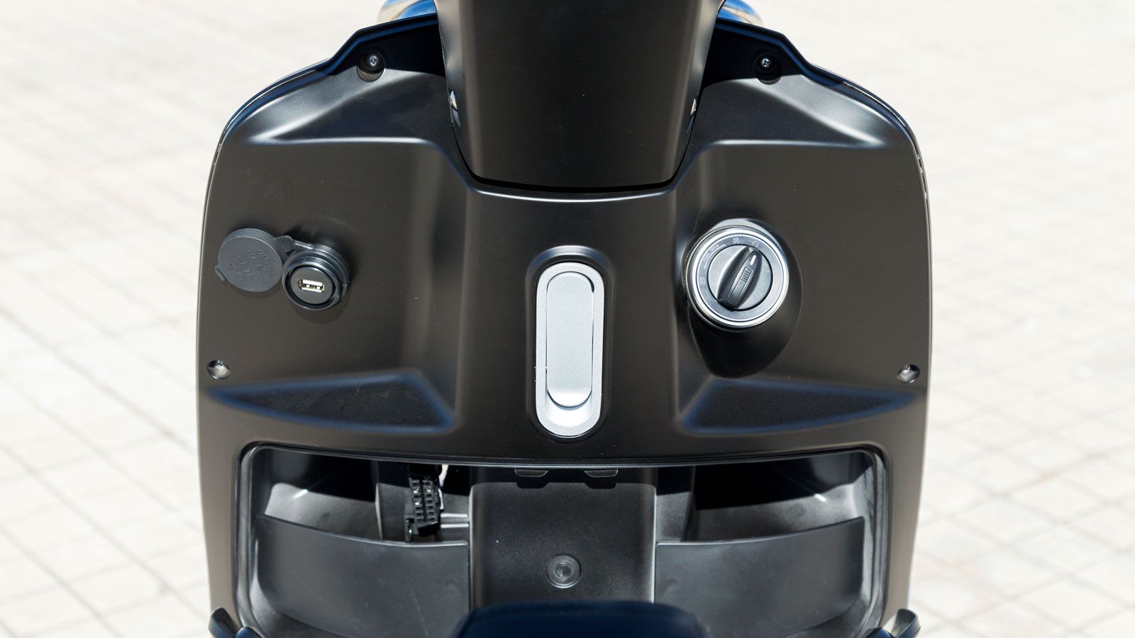 Στην ποδιά θα βρεις επίσης μία θύρα φόρτισης USB με ισχύ 10W, ενώ υπάρχει και ένας γάντζος που βρίσκεται στο σωστό ύψος ώστε να είναι απόλυτα λειτουργ