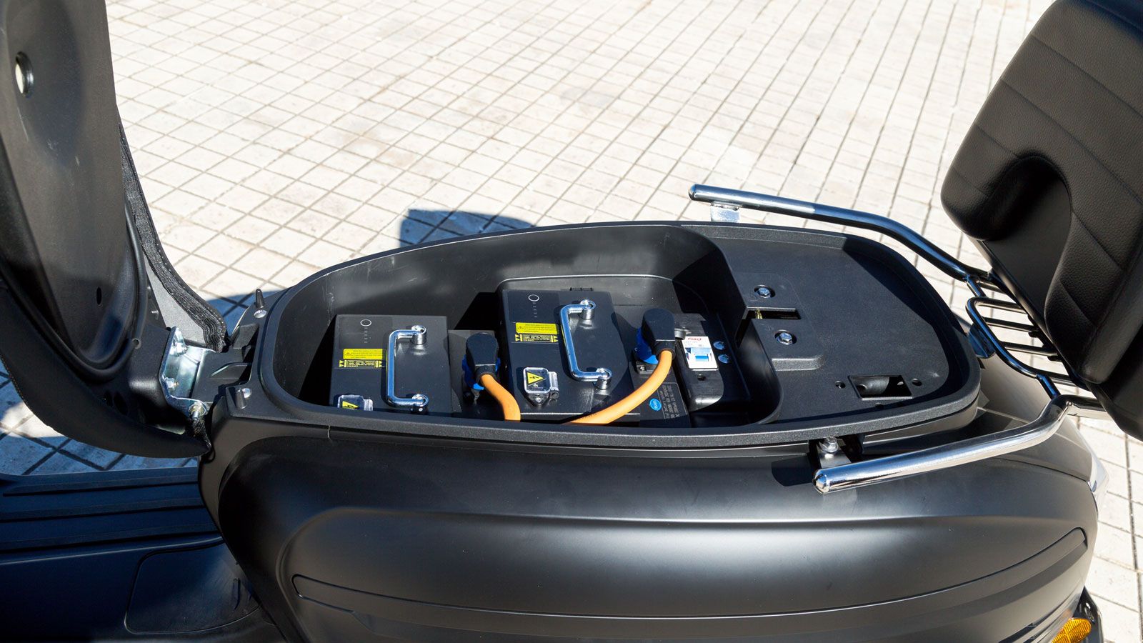  Οι 2 μπαταρίες λιθίου που αποκτά είναι αποσπώμενες και αφαιρούνται εύκολα ώστε να τις φορτίσεις στο σπίτι ή στον χώρο εργασίας σου.