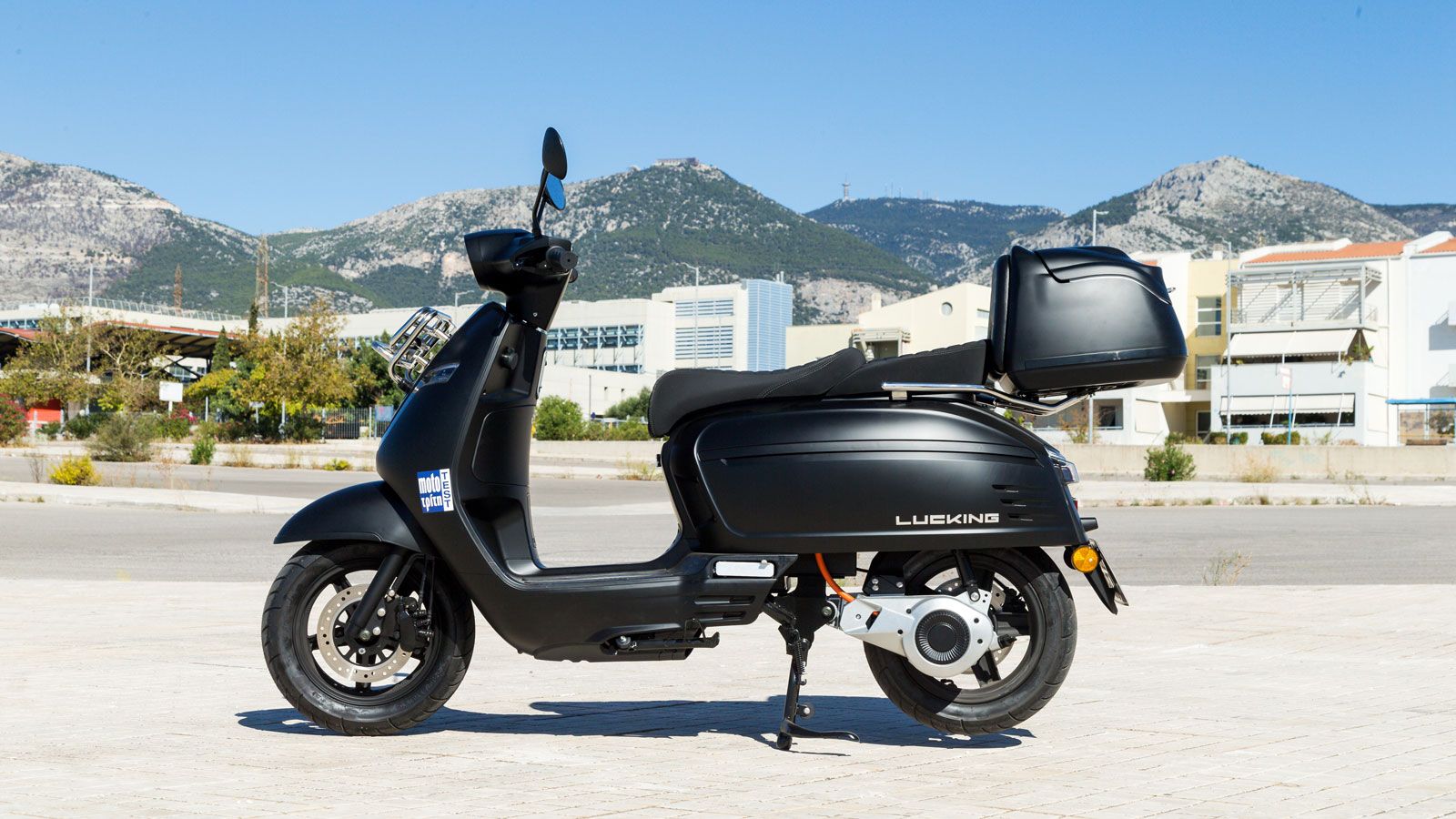 Τα έντονα πλαϊνά «φουσκώματα», οι στρογγυλοί καθρέπτες, η διπλή σέλα που έχει μία ελαφριά κλίση προς τα επάνω στο τελείωμα και κάθετες ραφές, αλλά και