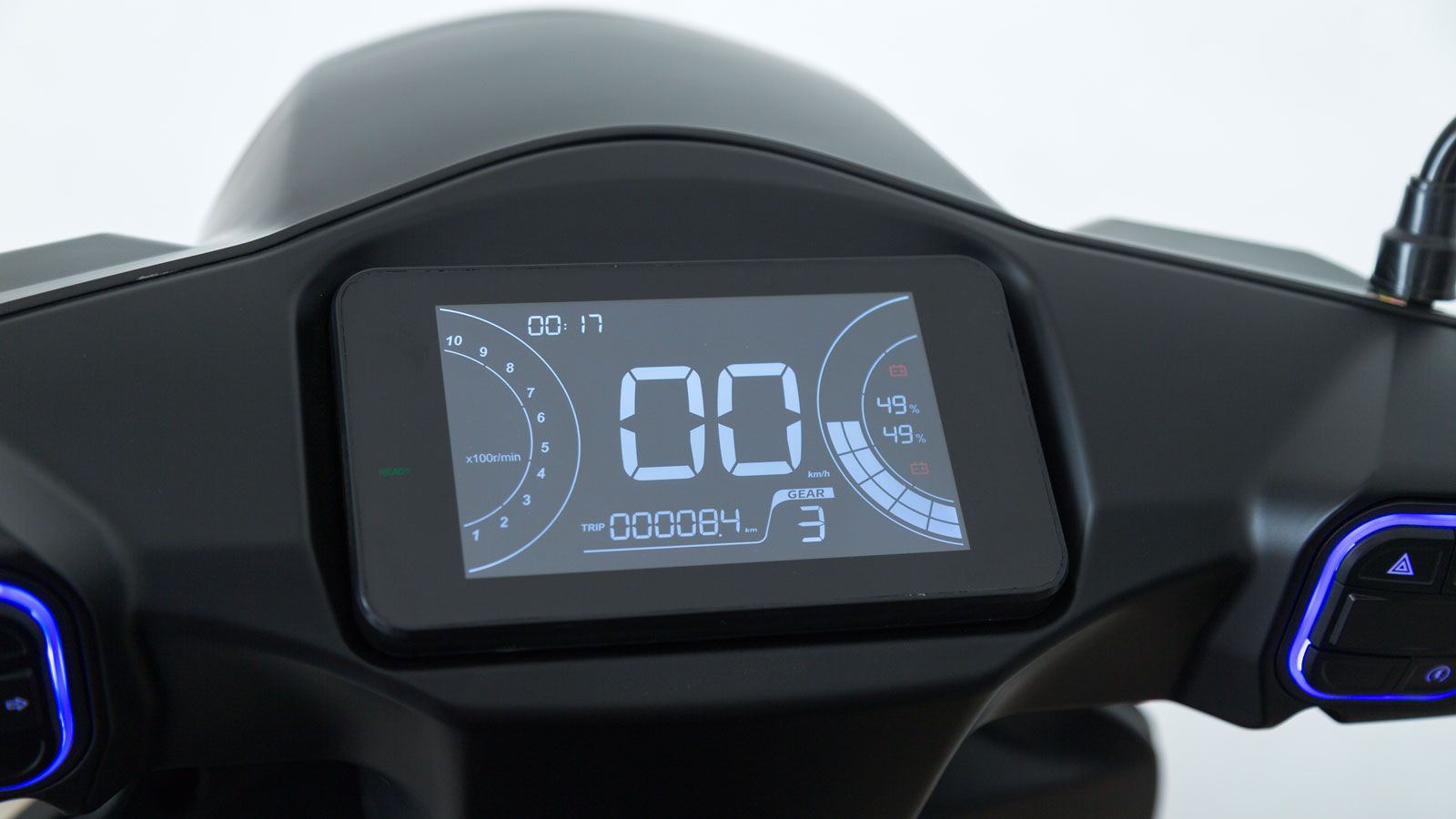 Η ποιότητα κατασκευής είναι αρκετά καλή και η LCD οθόνη 4,8 ιντσών παρουσιάζει λιτά και κατανοητά όλες τις απαραίτητες για το scooter πληροφορίες όπως