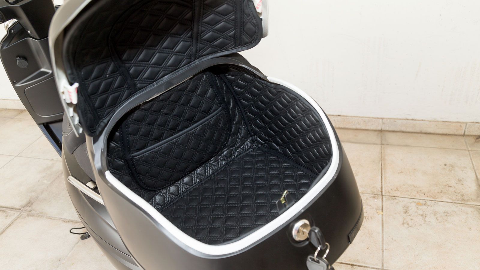 Βαλιτσάκι που μπορεί να φιλοξενήσει ένα Full Face κράνος και άλλα μικροαντικείμενα.