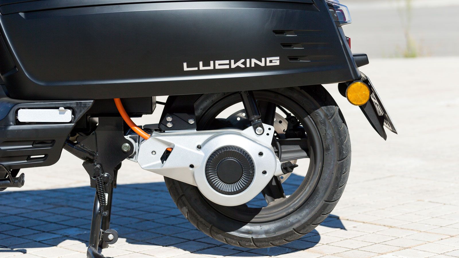 Το Lucking Pro εξοπλίζεται με έναν Brushless ηλεκτροκινητήρα της QS Motor στον πίσω τροχό με μέγιστη ισχύ 7.800W, στα 10,6 άλογα δηλαδή και οδηγείται 