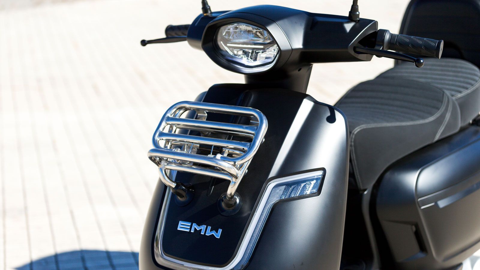 Ο σχεδιασμός του, εμφανώς λαμβάνει έμπνευση από την δεκαετία του 1960, με τις καμπύλες να έχουν την τιμητική τους, ενώ την εμφάνισή τους κάνουν και επ