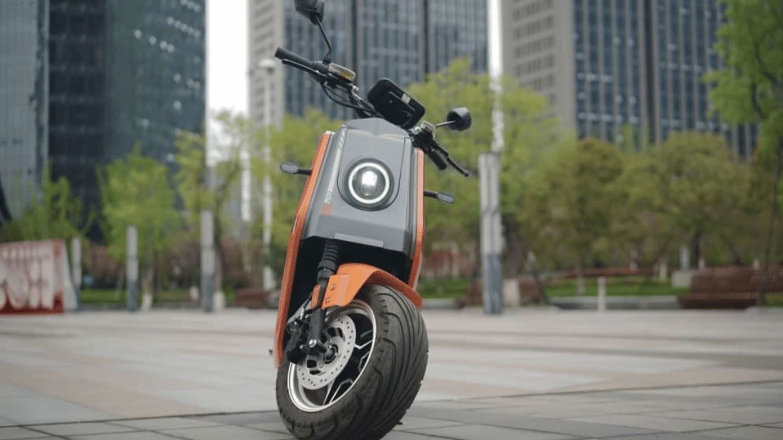 Το EMW Sport 701 Pro έχει σχεδιαστεί για να καλύπτει τις καθημερινές ανάγκες του σύγχρονου αναβάτη. Η αποσπώμενη μπαταρία λιθίου 60V 40Ah προσφέρει αυ