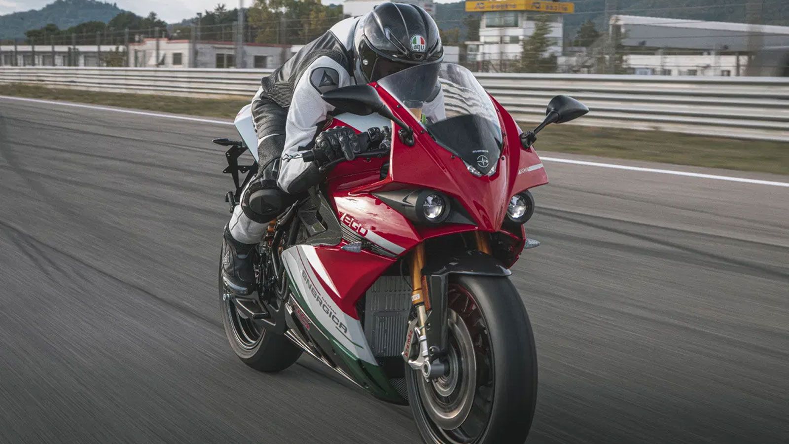 Παράλληλα, σχεδιάζει να ανασυγκροτήσει το δίκτυο διανομής και σέρβις στις βασικές αγορές της, με σκοπό να επεκταθεί σε νέες περιοχές στο μέλλον. 