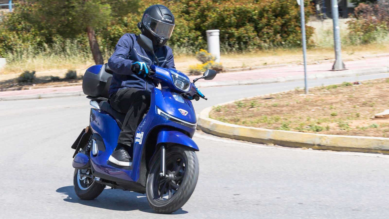 Το χαμηλό κέντρο βάρους εμπνέει σιγουριά από τα πρώτα μέτρα.